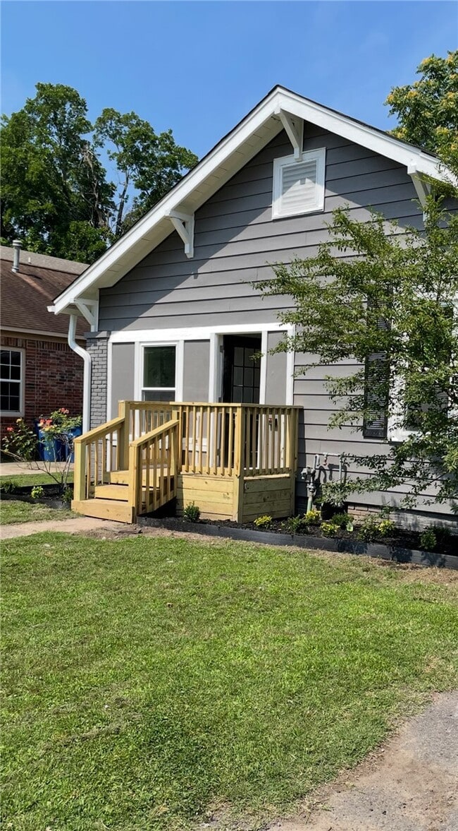 Building Photo - 817 Maple St