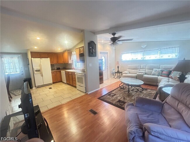Building Photo - 611 Sunset Ln