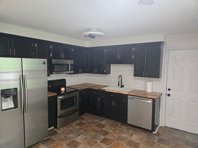 Building Photo - 118 Shady Maple Dr