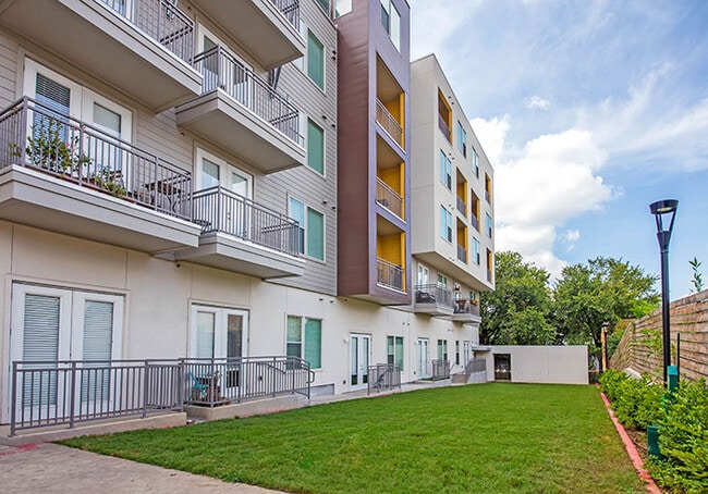 Building Photo - 2024 E 7th St