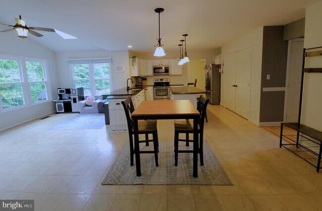 Building Photo - 18 Willow Glen Ct