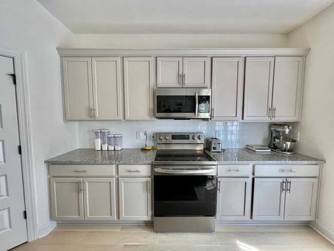 Building Photo - 3 Bed, 2.5 Bath Townhome w/ 1 Car Garage
