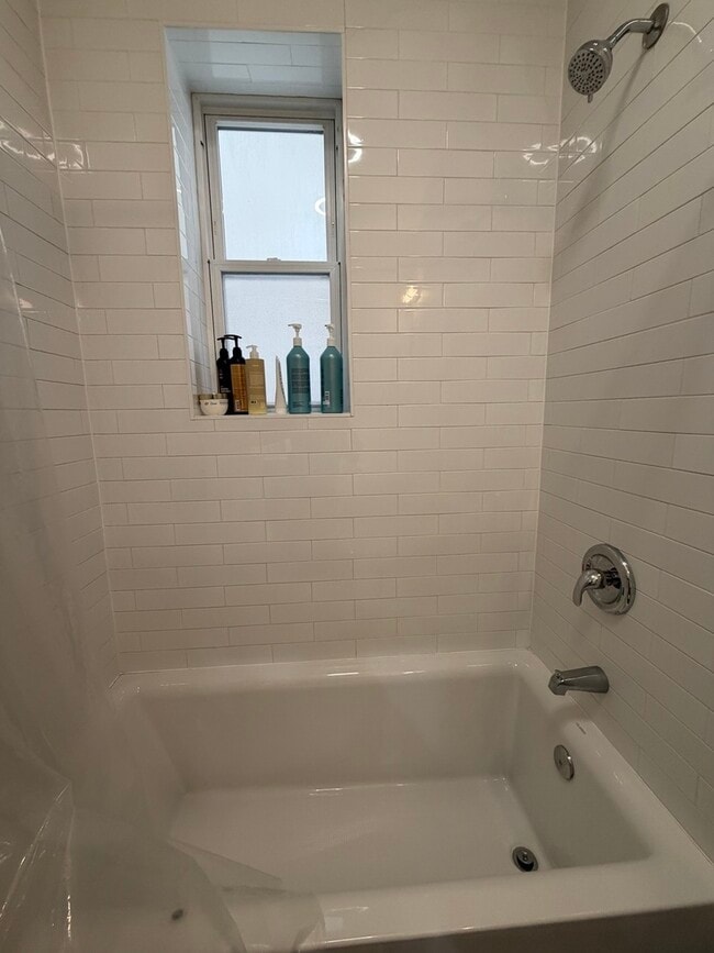 Building Photo - 1472 W Erie St