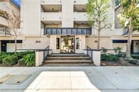 Building Photo - 2032 E Bermuda St