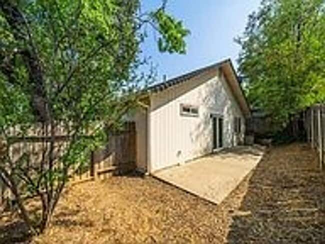 Building Photo - Cute 3 bedroom/2 bath downtown home!