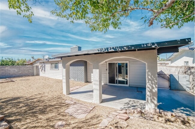 Building Photo - 2825 Kings Way
