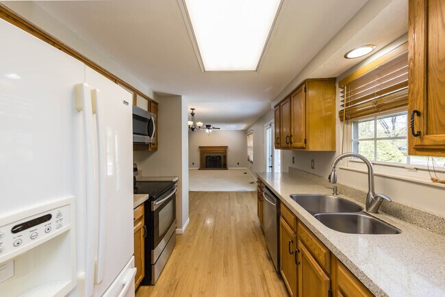 Building Photo - 5952 Sachem Ct