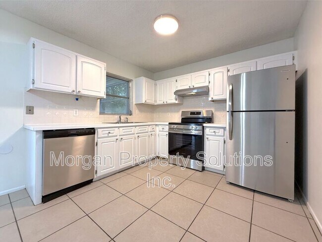 Building Photo - 1221 Poinsettia Ave
