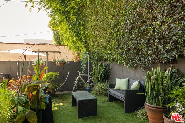 Building Photo - 1323 Ridgeley Dr