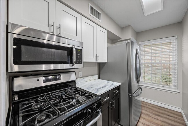 Building Photo - 1240 Barton Hills Dr