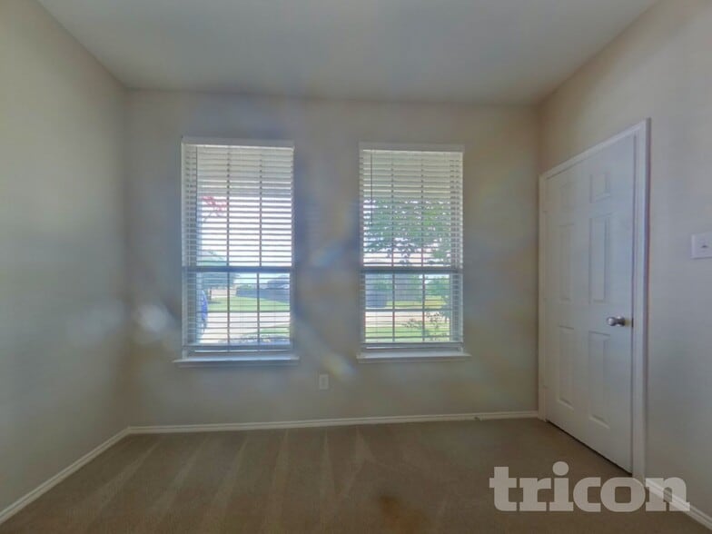 Building Photo - 3005 Glenrose Dr