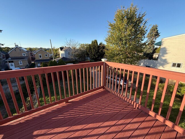 Building Photo - Updated 3BR 1.5 bath house with office/ of...