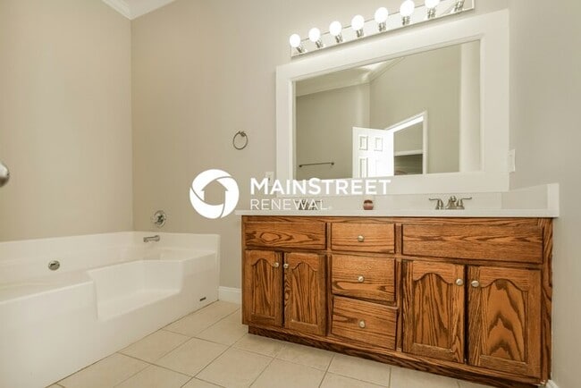 Building Photo - 3 Bedroom Pet-Friendly Home in Birmingham, AL with Main Street Renewal