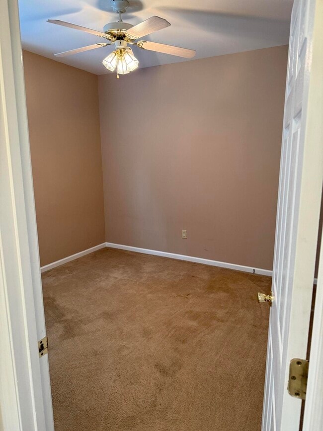Building Photo - 3652 Fair Ridge Dr