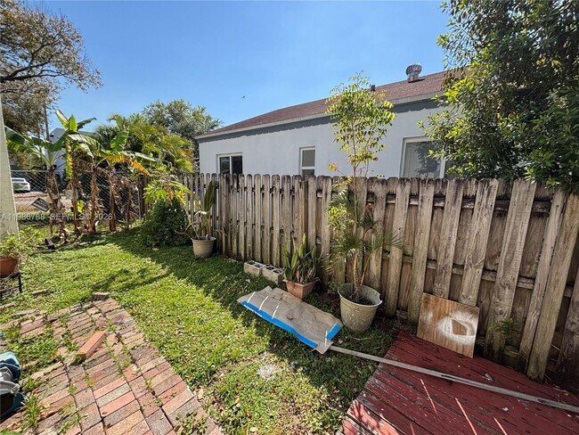 Building Photo - 521 NW 48th St