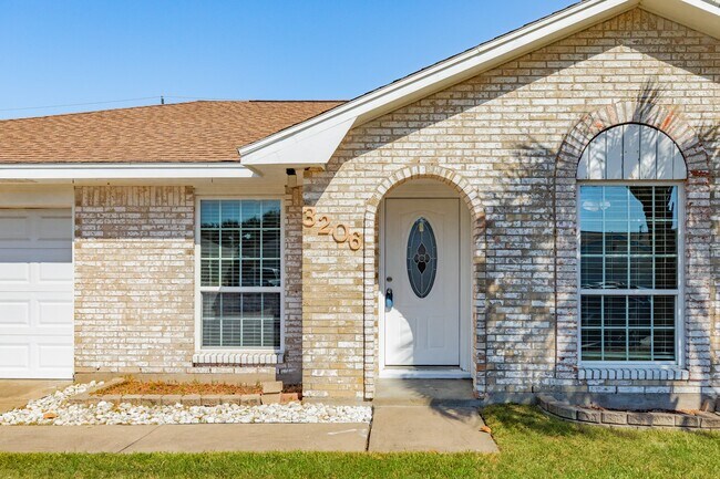 Building Photo - 3206 Pine St