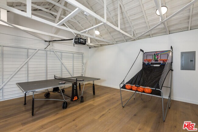 Building Photo - 527 S Bentley Ave