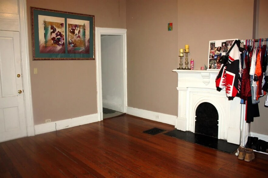 Family Room - 2235 Victor St