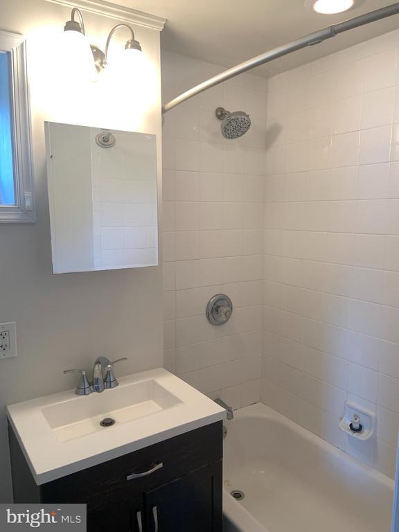 Building Photo - 1072 River Bay Rd