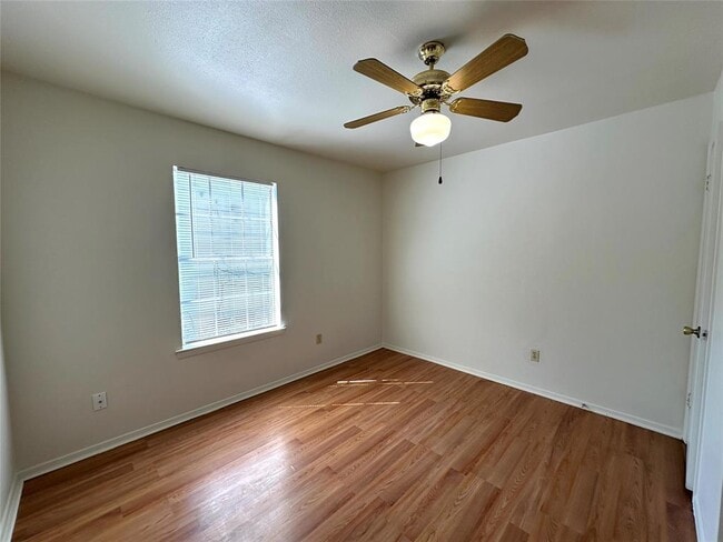 Building Photo - 2203 Creekside Ln