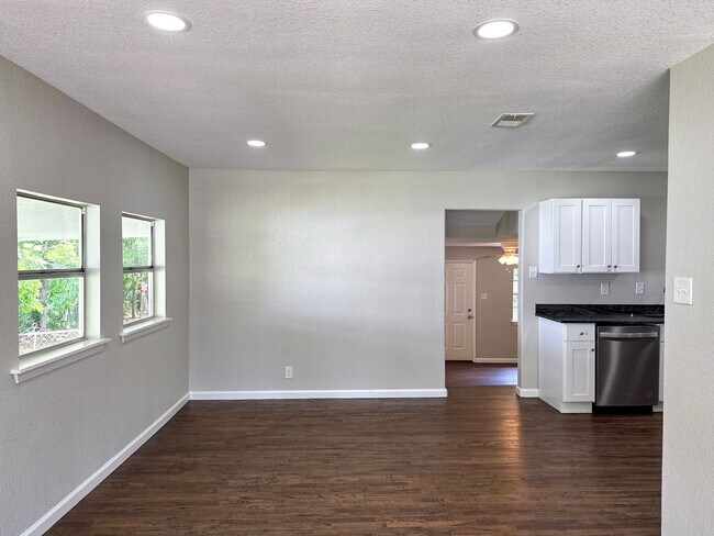 Building Photo - 4 Bedroom / 2 Bath