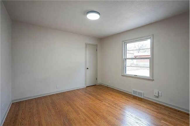 Building Photo - 7405 Glenwood Ln