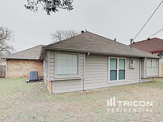 Building Photo - 805 Clover Hill Ln
