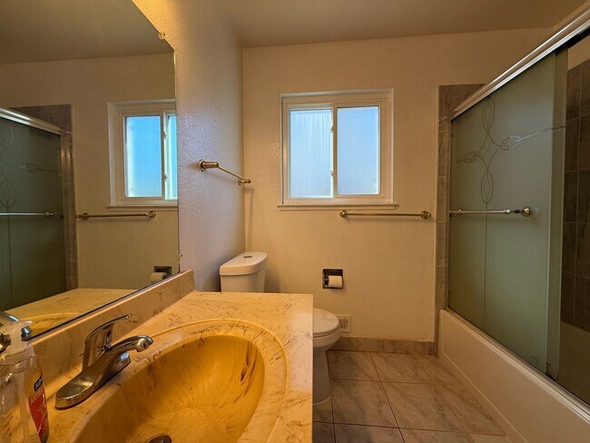 Building Photo - Cozy 3 Bedroom 2 Bath home located conveniently in San Jose