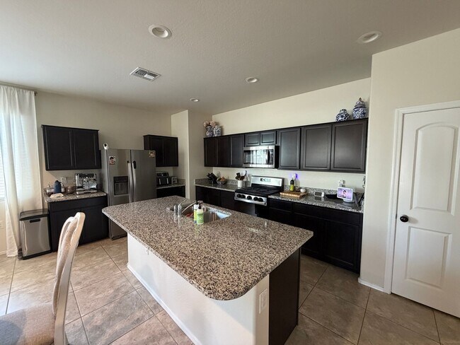 Building Photo - Upgraded and Spacious 4 Bed/2 Bath in Buckeye