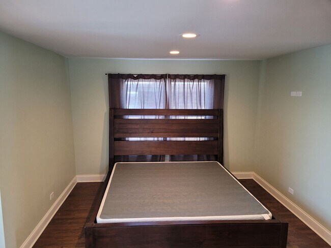 Building Photo - Beautiful Recently Renovated Contemporary ...