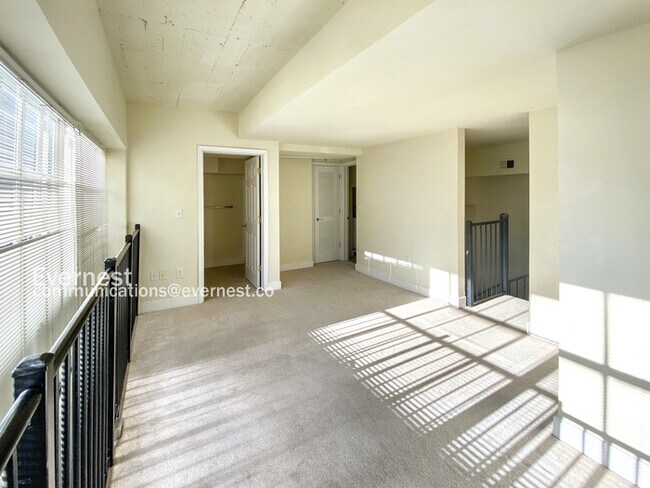 Building Photo - 525 E Grace St