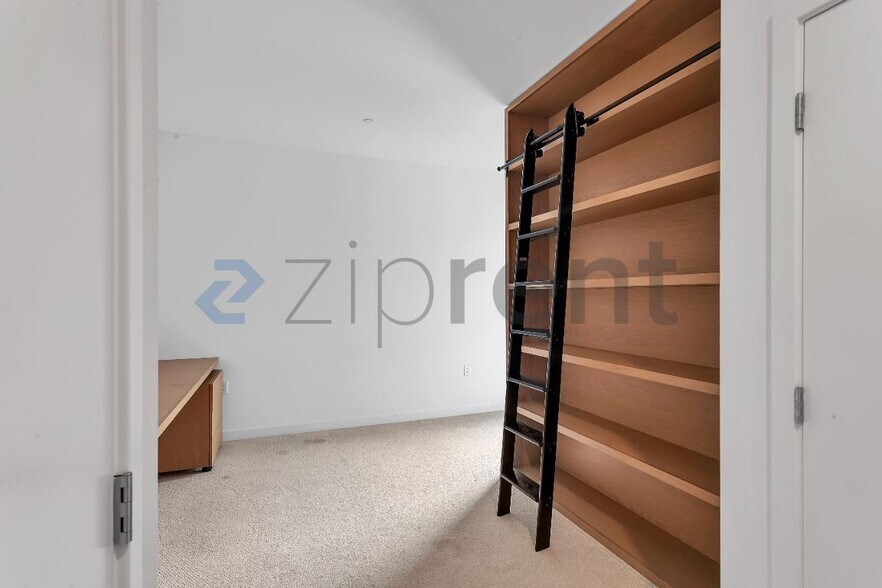 Building Photo - Unit 404
