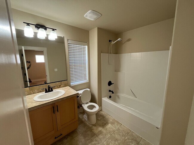 Building Photo - Spacious & Stylish Home in Desirable Betha...