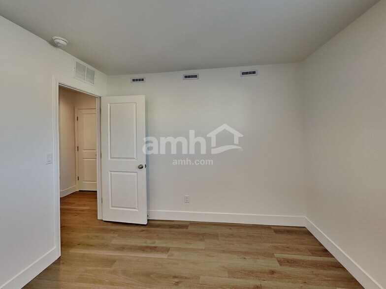 Building Photo - 5832 Vaes Dothrak St