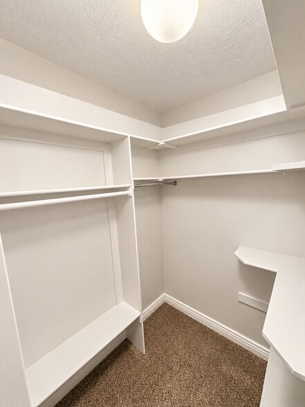 Building Photo - 305 N Appleview Dr