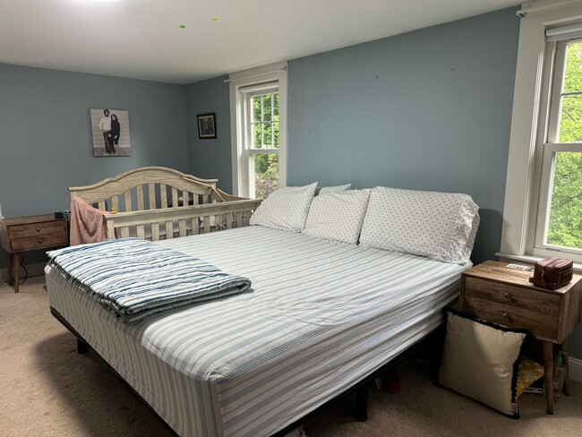Building Photo - 4 Bedroom just minutes to Dartmouth