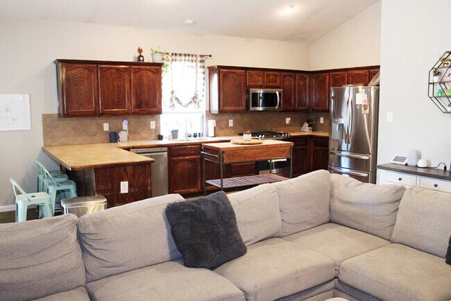Building Photo - "Spacious 3-Bedroom 2-Bath Retreat in Fort...