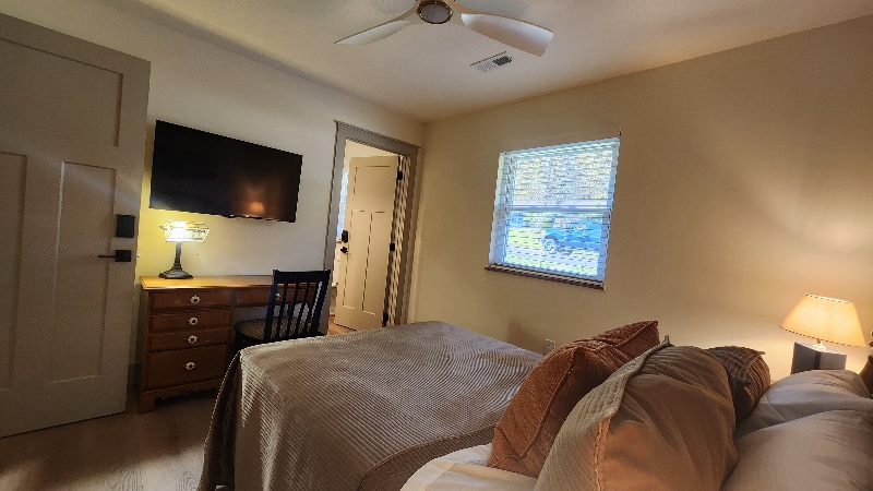 Building Photo - 1704 S Forest Dr