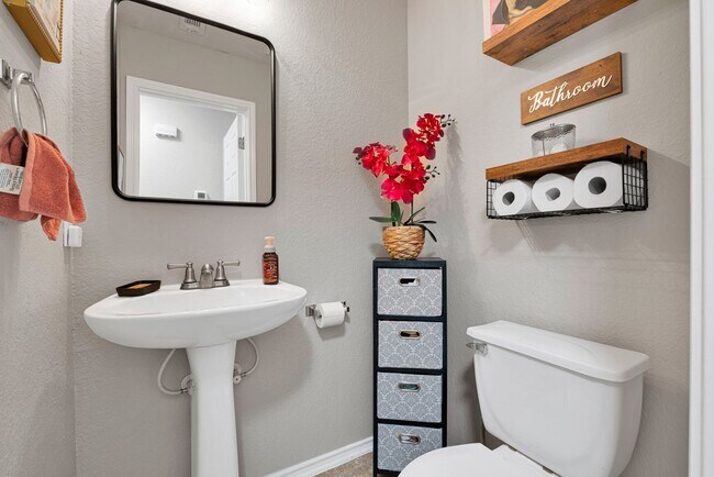 Building Photo - Charming 3 Bed 2.5 Bath Home in Woodlake Meadows Community