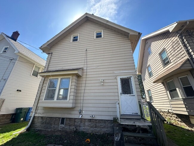 Building Photo - SINGLE FAMIKY FOR RENT IN MAPLEWOOD LOCATION !