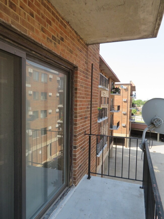 Building Photo - 2317 N Neva Ave