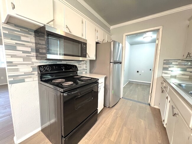 Building Photo - 216 S Bristow Ave