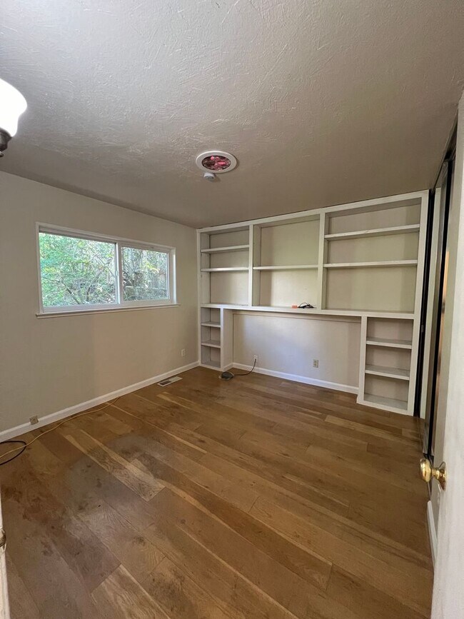 Building Photo - Charming 3bd / 2ba Long-Term Rental