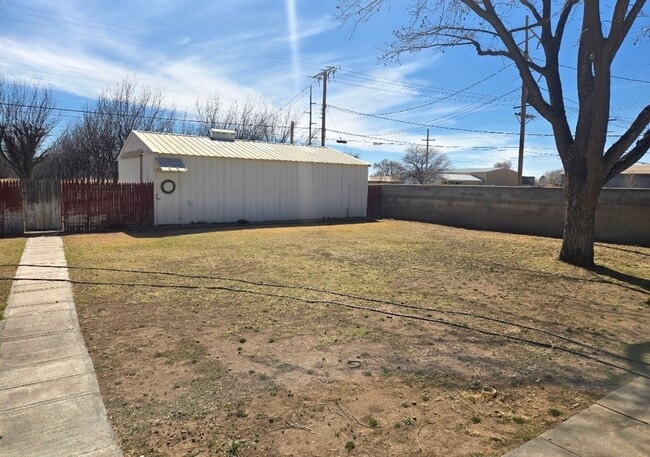 Building Photo - Furnished Three Bedroom Home With Flexible Lease Terms