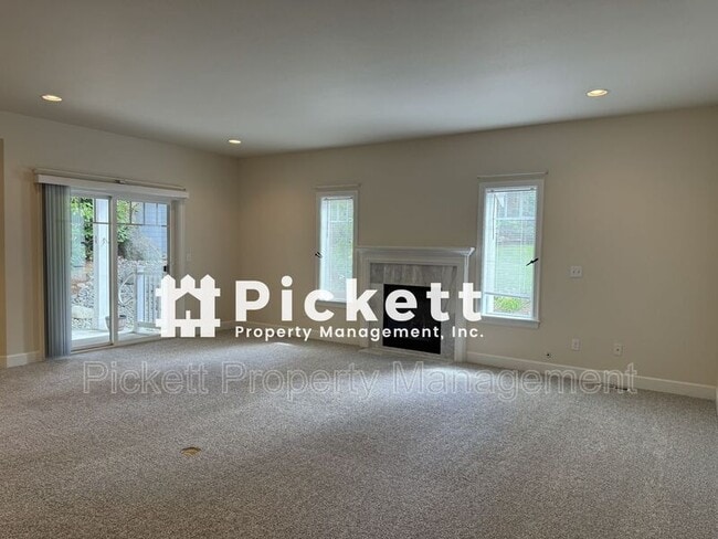 Building Photo - 1627 Lucero Pl E