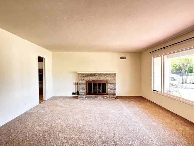 Building Photo - Lovely 3+ Bedroom Single Story Home in San Rafael!