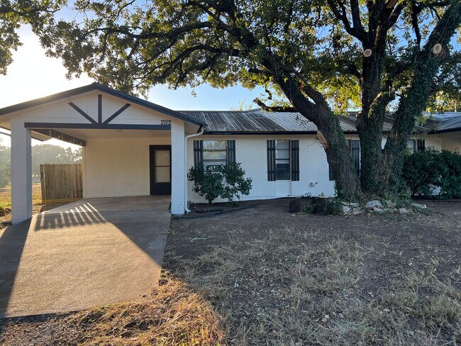 Building Photo - 2112 Tanglewood St