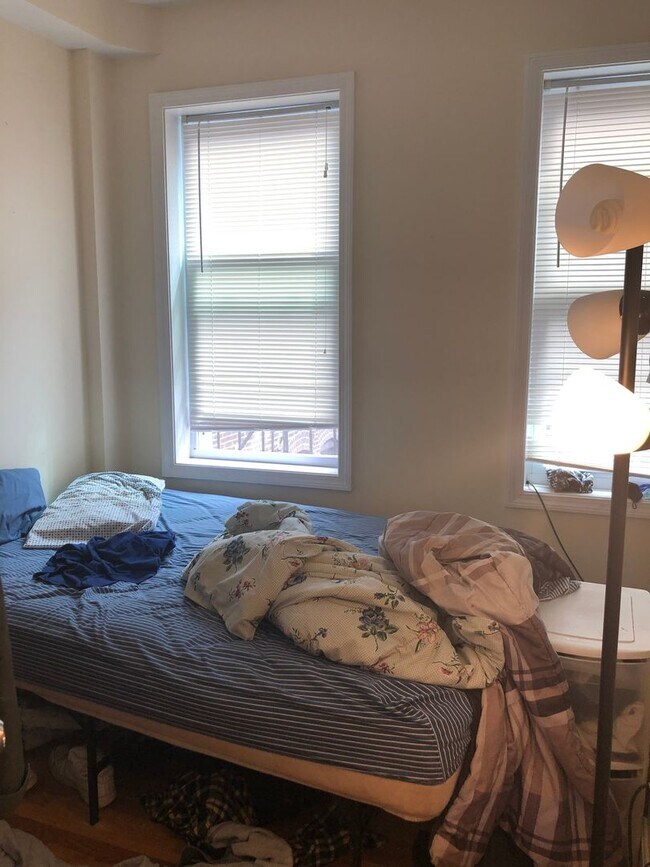 Building Photo - 3 Bed 2 Full Baht in Beacon Hill, Heat, Hot Water Included, Laundry on a Site