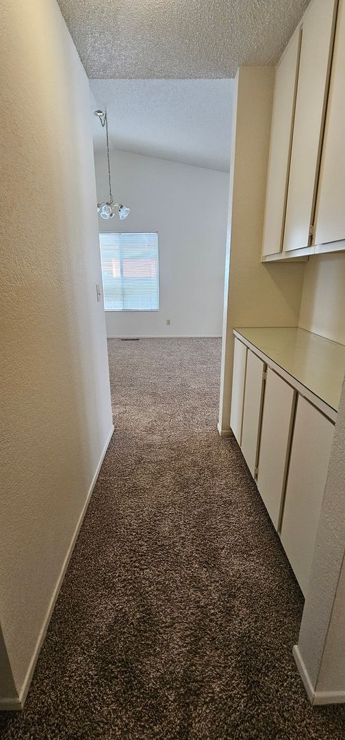 Building Photo - Single Story 3 Bedroom, 2 Bath, 2 Car Garage, Desirable Seeliger Neighborhood
