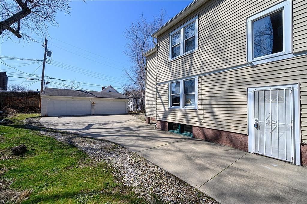 Garage Parking - 1686 Eddington Rd